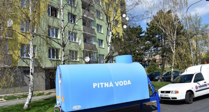 Cisterna stojí u domu od večera.JPG